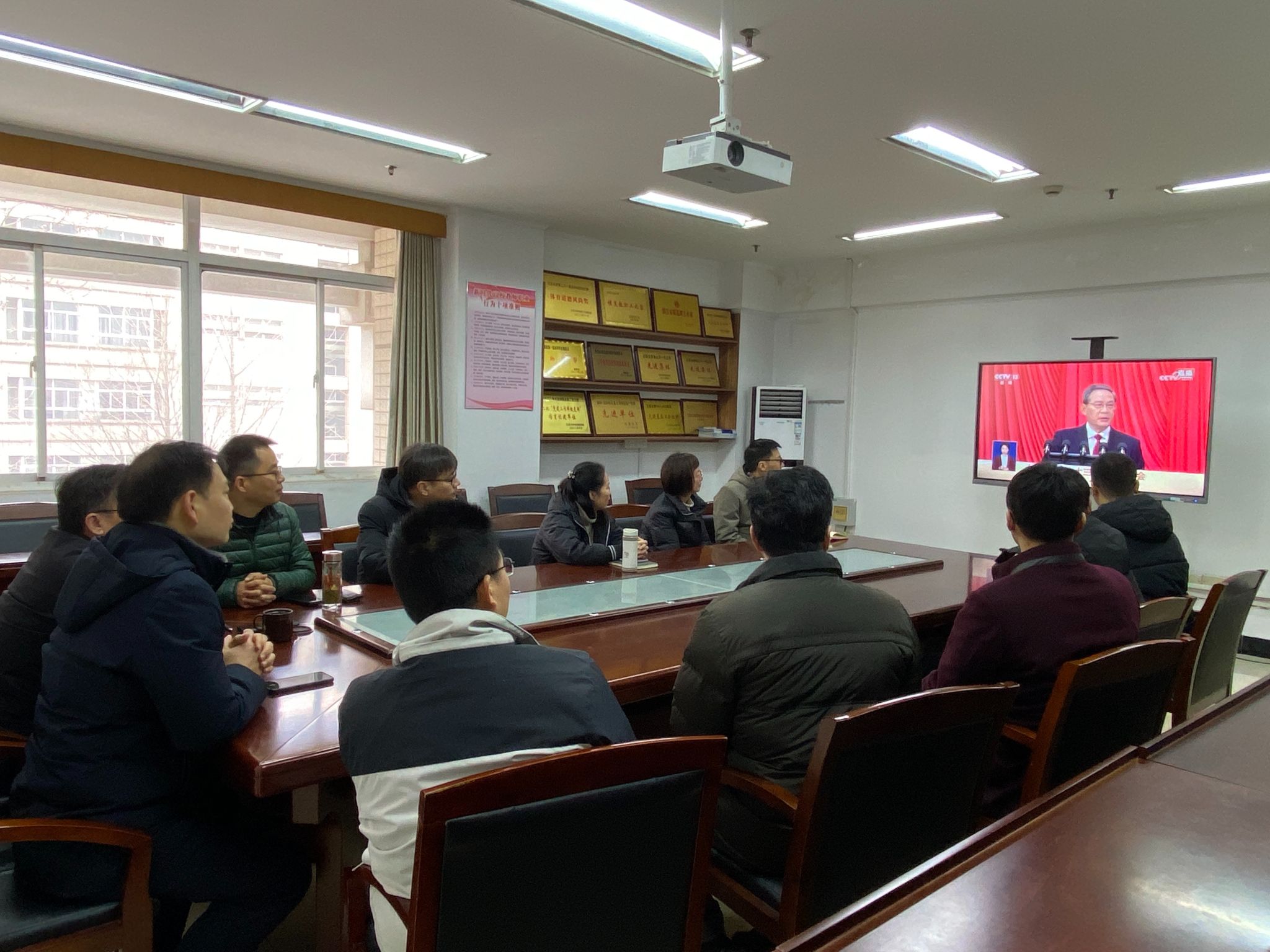 色情网站
组织师生收看全国两会盛况