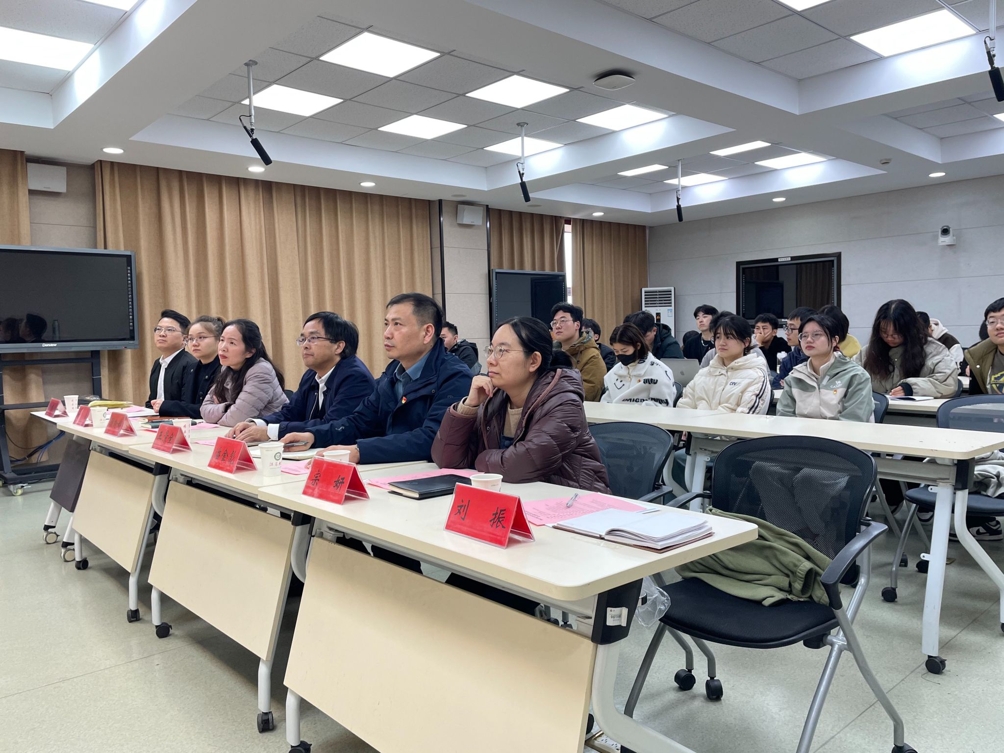 校党委常委、副校长王景全参加色情网站
学生...